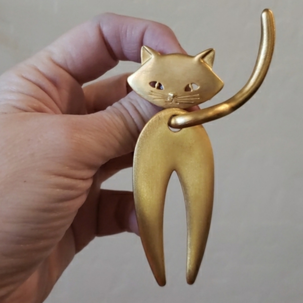 J.J. (Jonette Jewelry) circa 1970s, this cat Is satin-finish, brushed gold-tone. - Picture 3 of 8